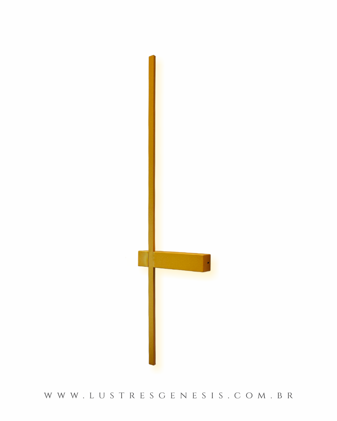 Arandela Moderna Fit Linear Slim de LED dourado instalada ao lado de uma cama em um quarto elegante. Lustres Gênesis loja online de Lustres e Iluminação Decorativa
